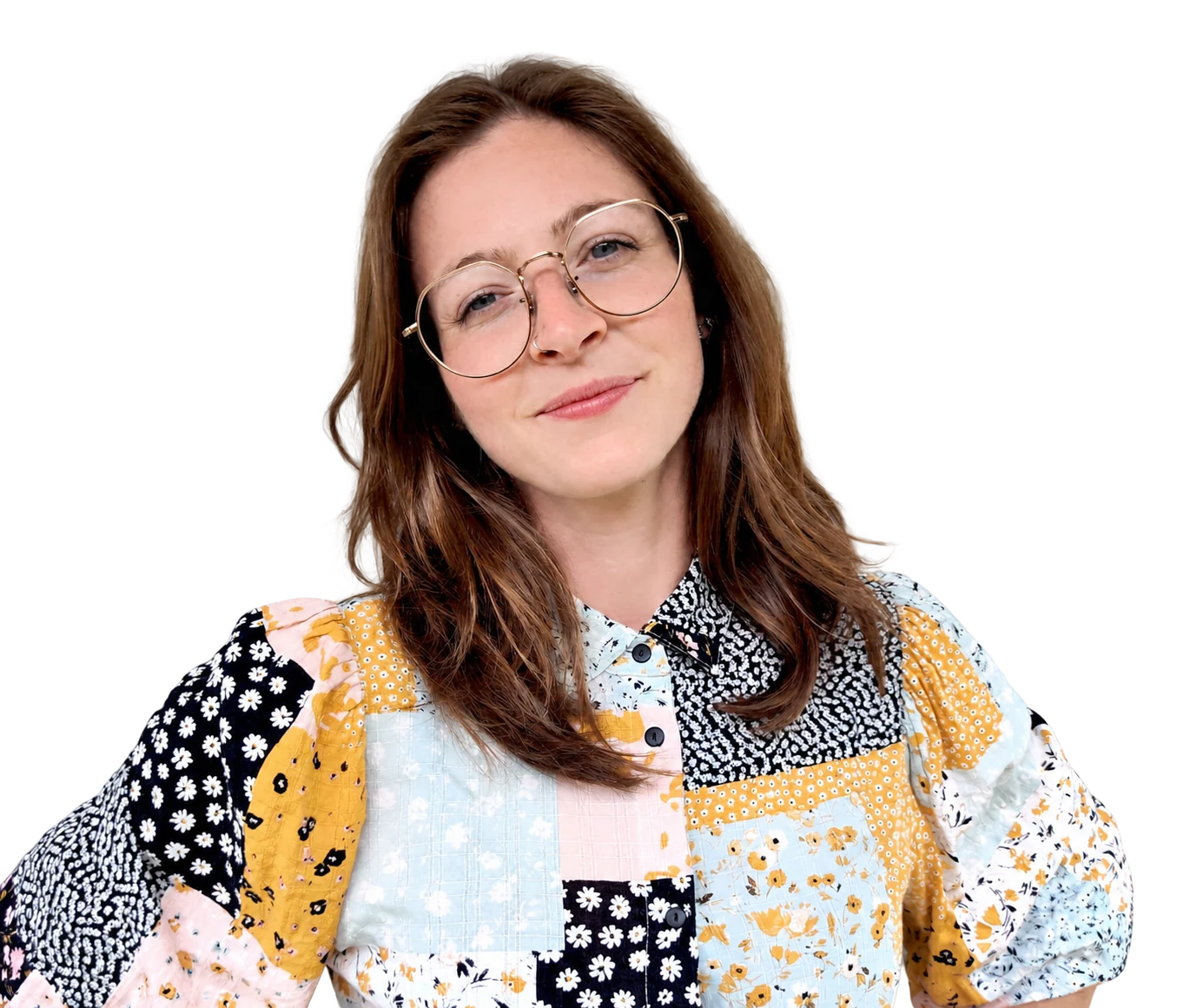 Rebecca Natterer in einer bunten Bluse